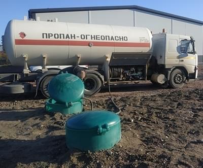 Грузовой автомобиль, делающий заправку